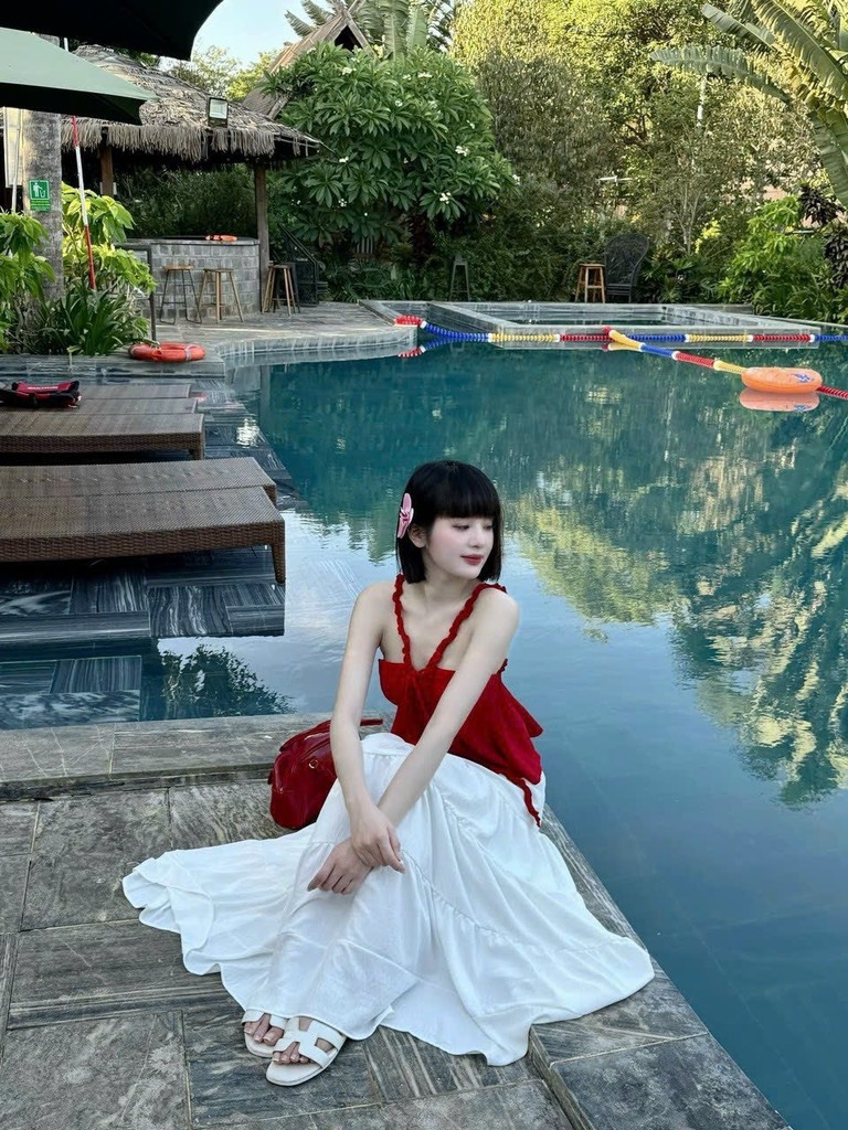 Set áo đỏ dây chéo chân váy midi trắng