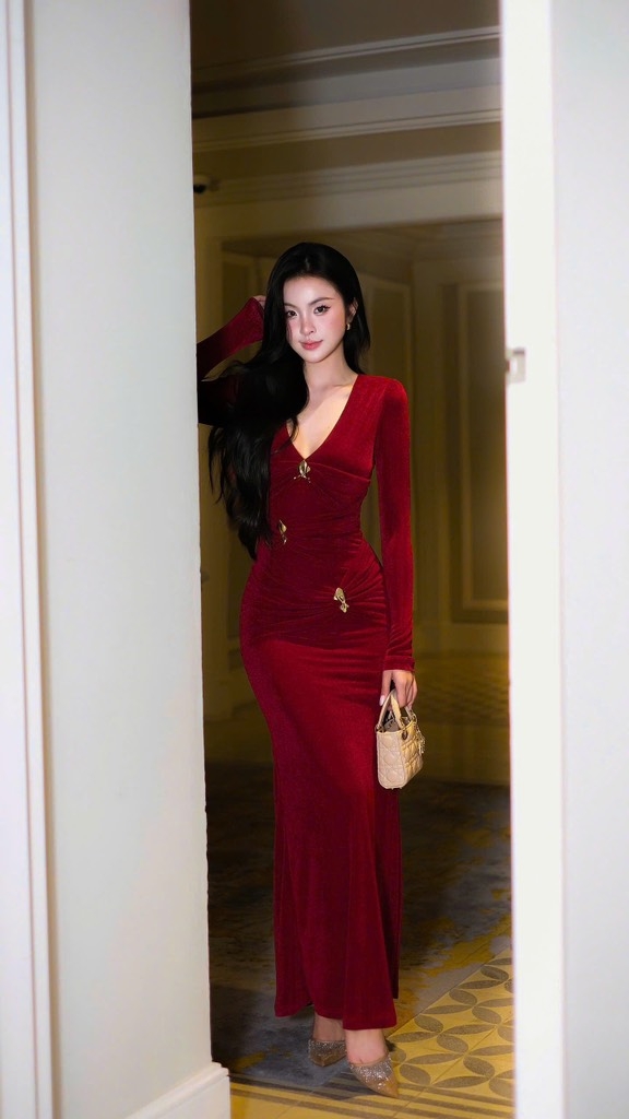 Đầm ôm body tay dài đính bướm - Đen