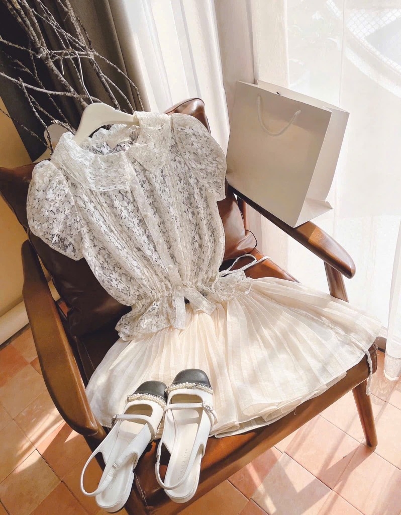 Set áo nude ren hoa chân váy xòe