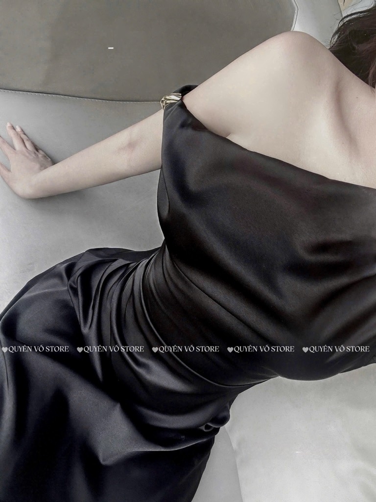 Đầm lụa lệch vai xếp ly eo - Đen