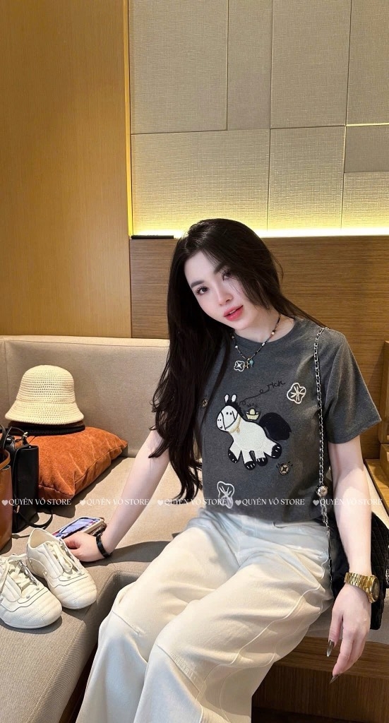 Áo thun ngựa thêu