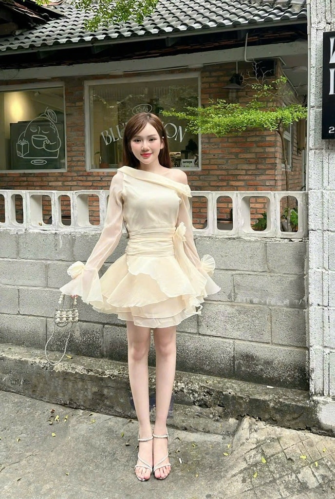 Đầm đỏ lệch vai tay dài tag hoa eo bèo - Kem