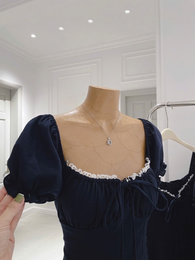 Đầm midi xanh navy cổ vuông