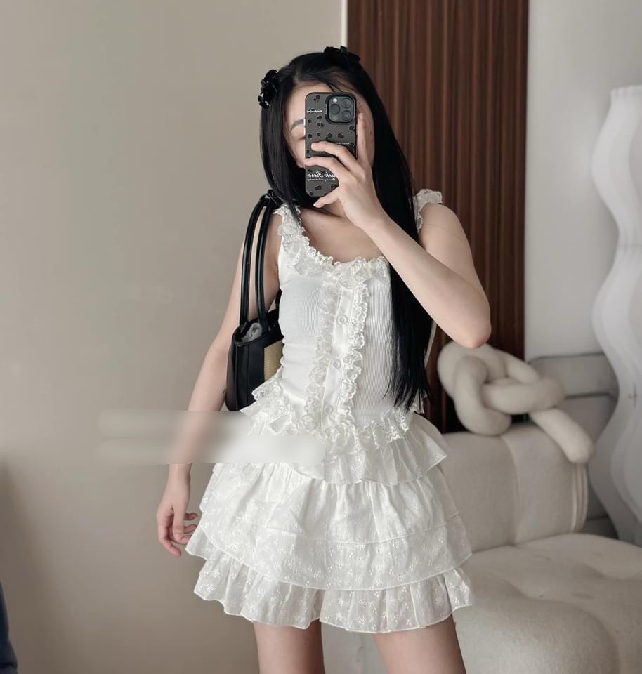 Set áo trắng viền ren sát nách chân váy tầng