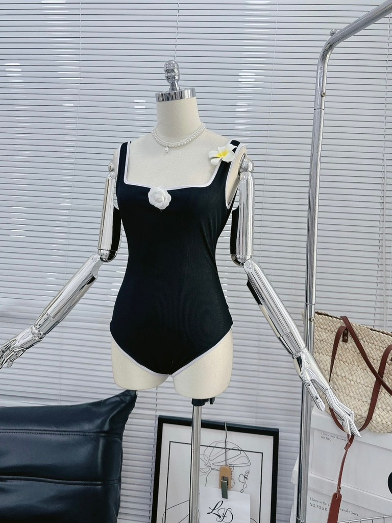 Set bikini đen nhún ngực kèm hoa