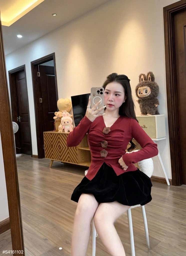 Set áo tay dài hoa nổi chân váy nhung