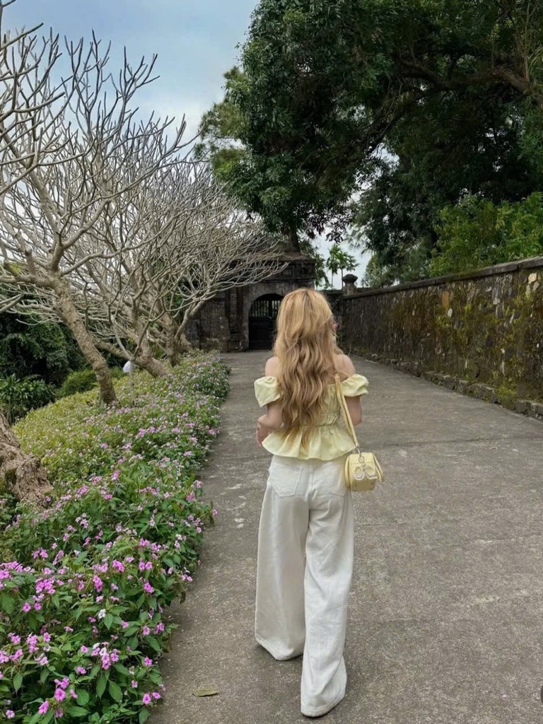 Set áo nhún tay phồng quần suông trắng