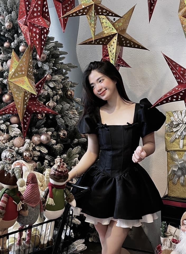 Đầm đen cổ vuông đính nơ