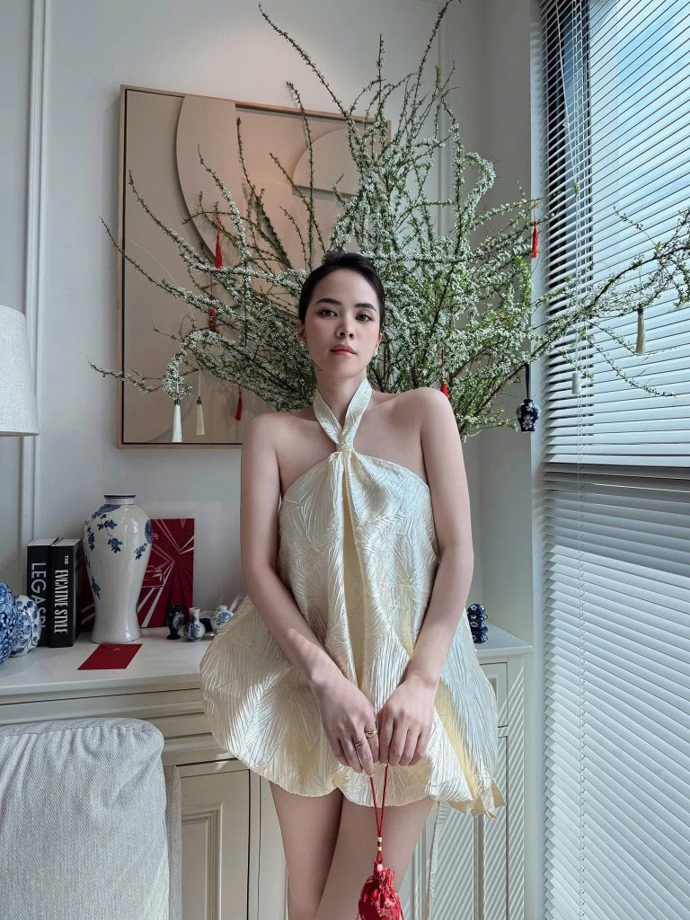 Đầm nude cổ yếm phồng bí