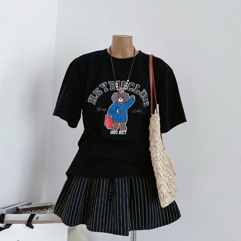 Set áo thun đen gấu chân váy sọc