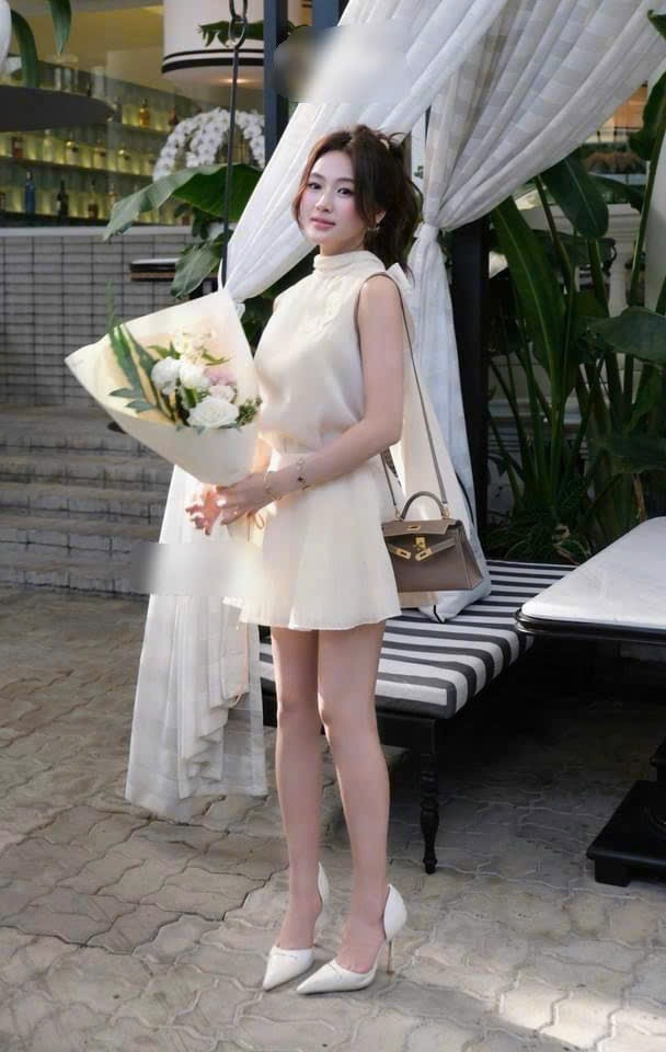 Set voan nude cổ lọ chân váy dập li
