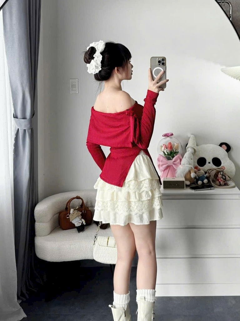 Set áo đỏ gân lệch vai chân váy kem