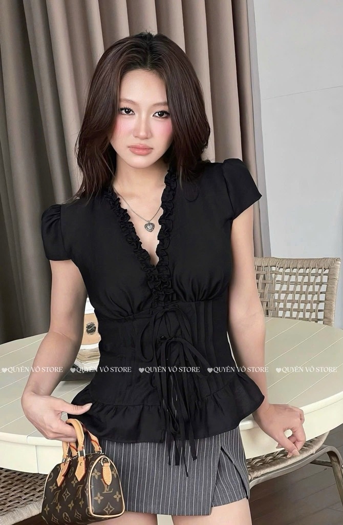 Set áo đen cổ V viền x chân váy kẻ