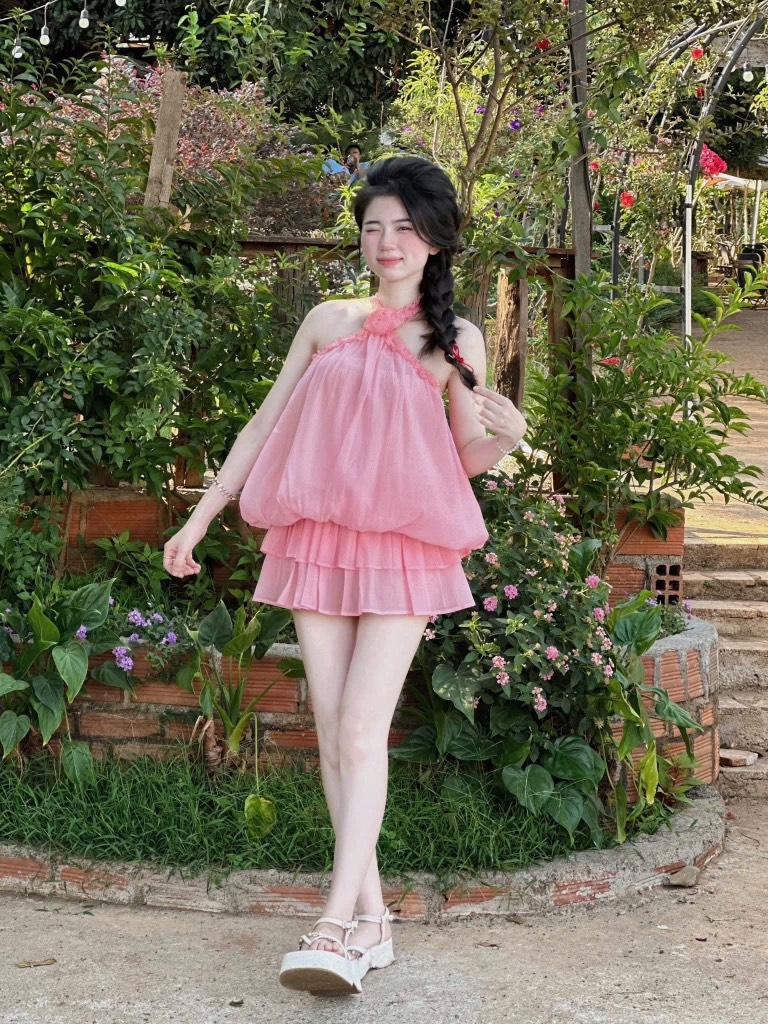 Set áo voan hồng cổ yếm chân váy xòe tầng