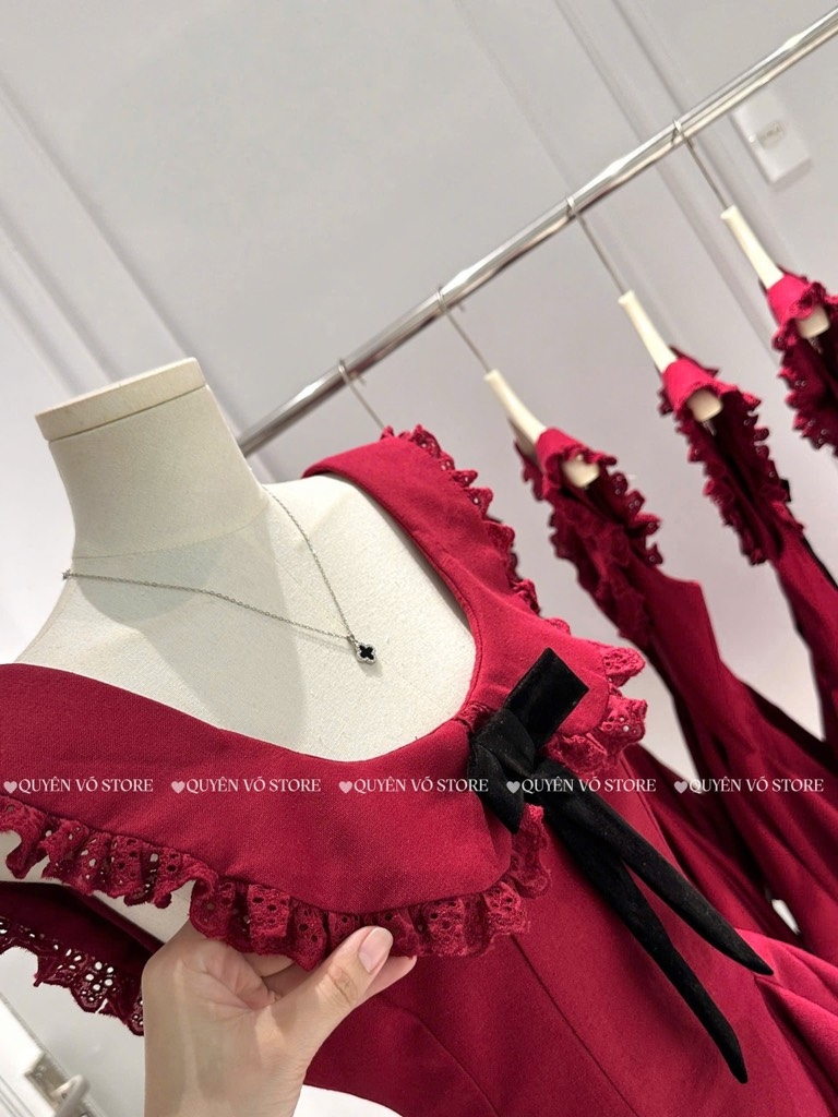 Đầm đỏ cổ sen nơ đen