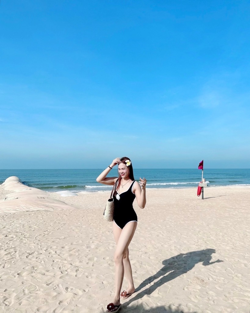 Set bikini đen nhún ngực kèm hoa