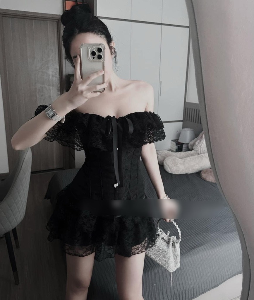 Set áo trắng viền thắt nơ trễ vai x chân váy ren