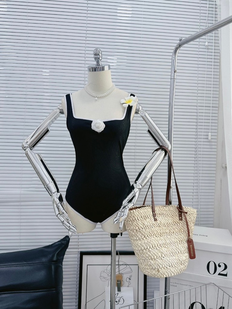 Set bikini đen nhún ngực kèm hoa