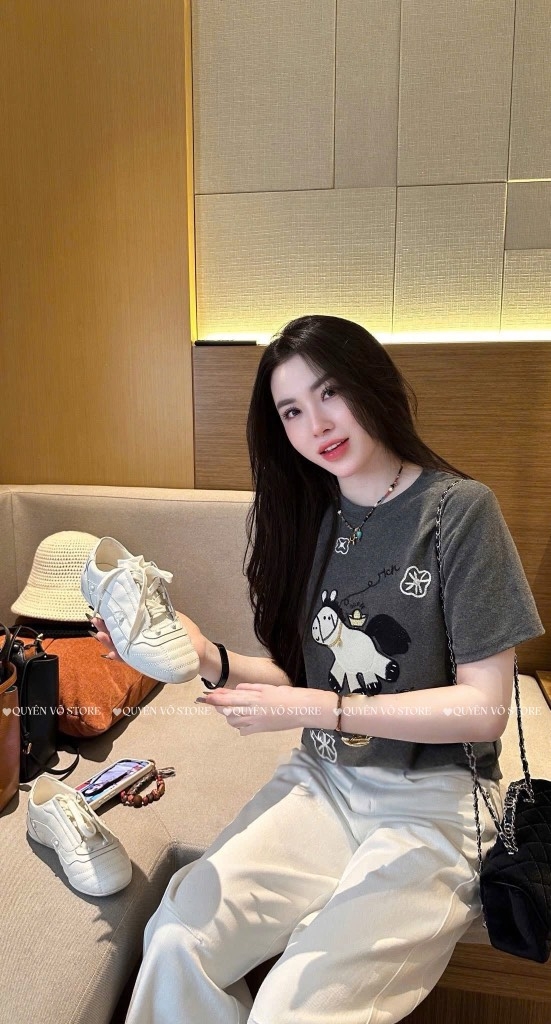 Áo thun ngựa thêu