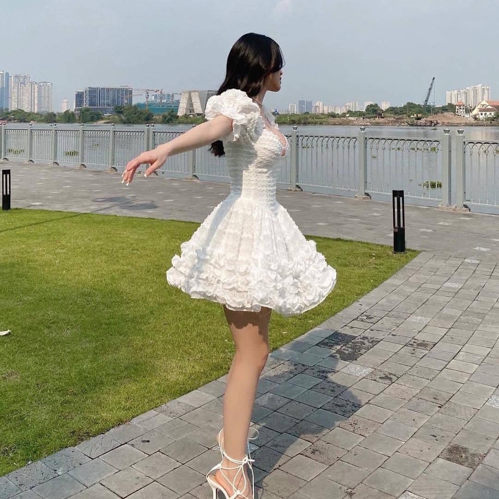 Đầm trắng ren hoa bèo tầng xòe