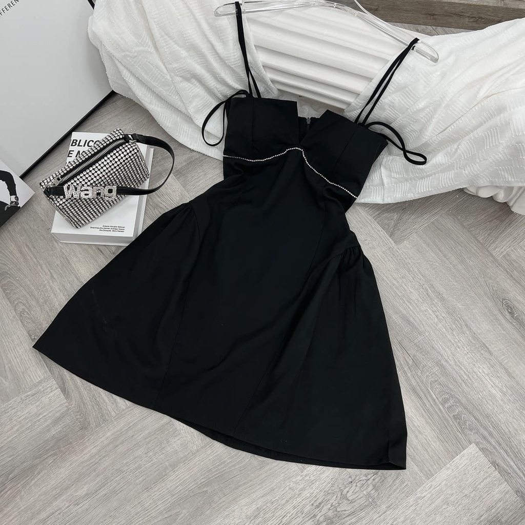 Đầm 2 dây xẻ đen cúp ngực