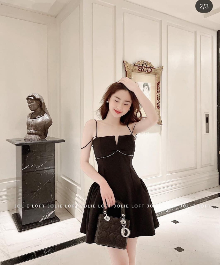 Đầm 2 dây xẻ đen cúp ngực