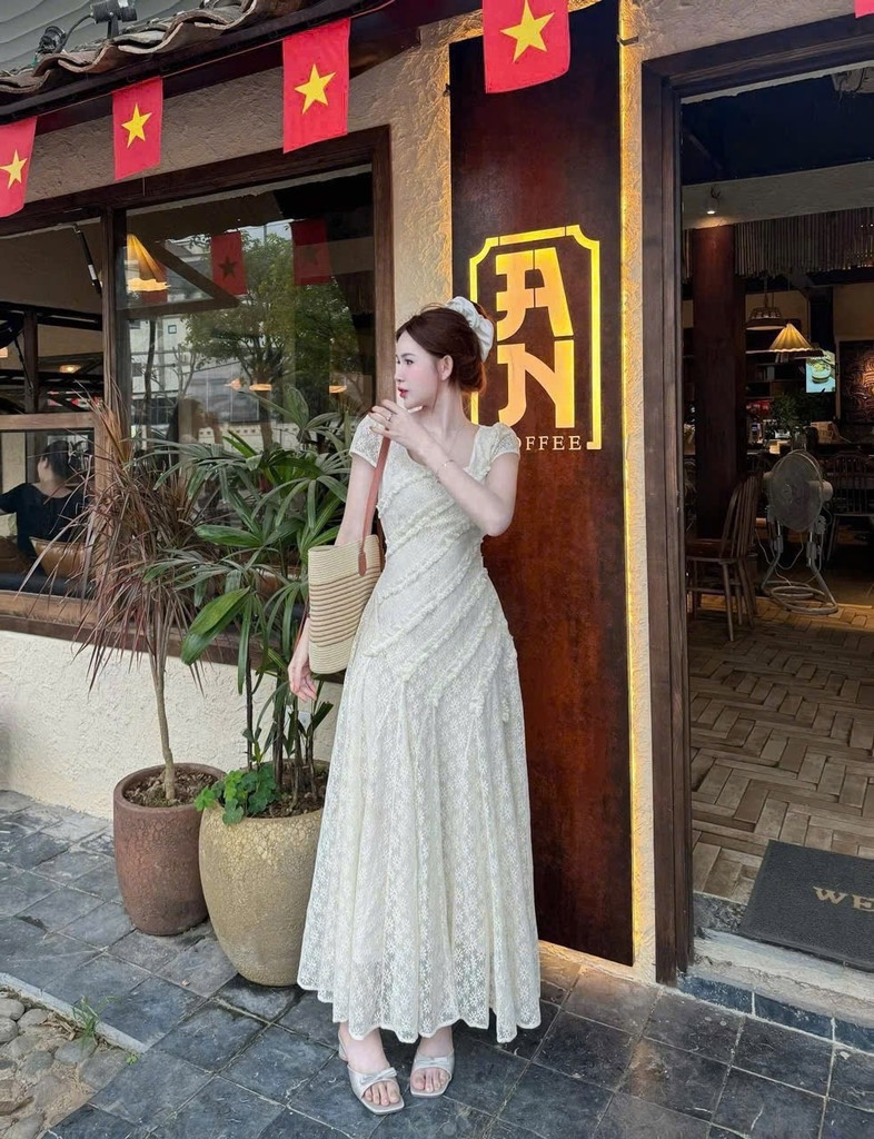 Đầm ren hoa kem tua bèo