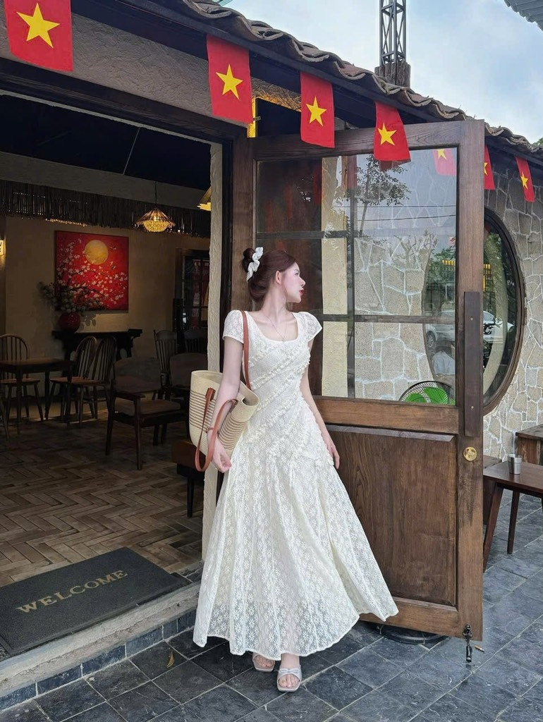 Đầm ren hoa kem tua bèo