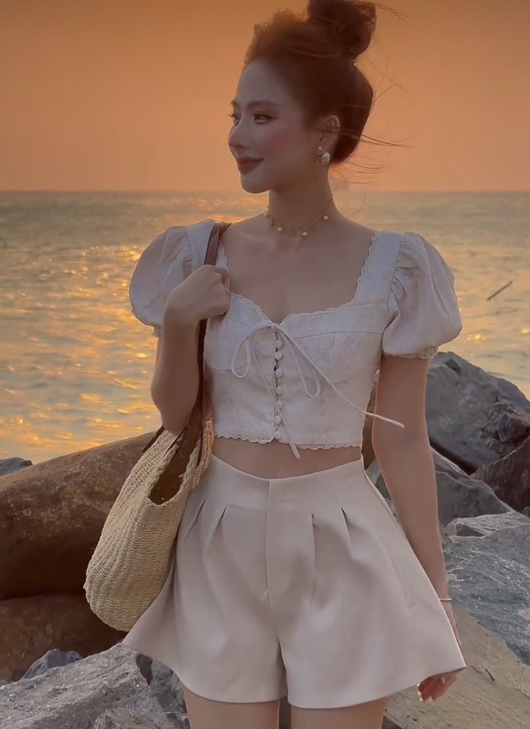 Set crop trắng nút bọc x quần short