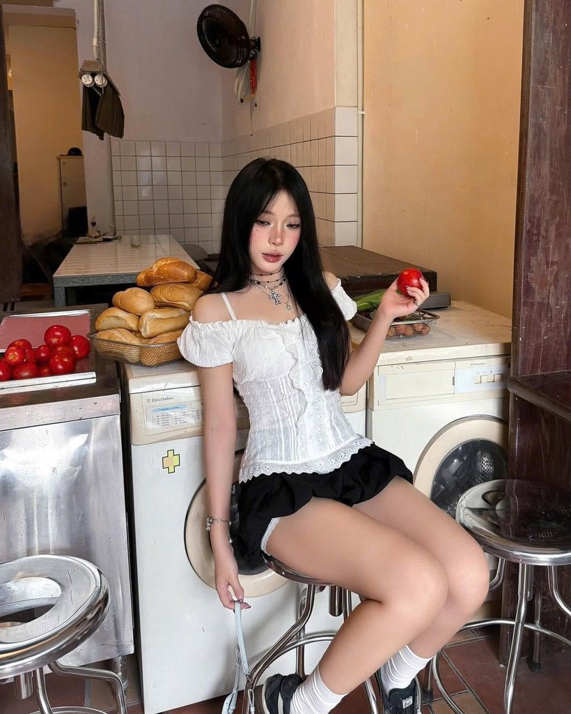 Set áo trắng rớt vai short đen bí