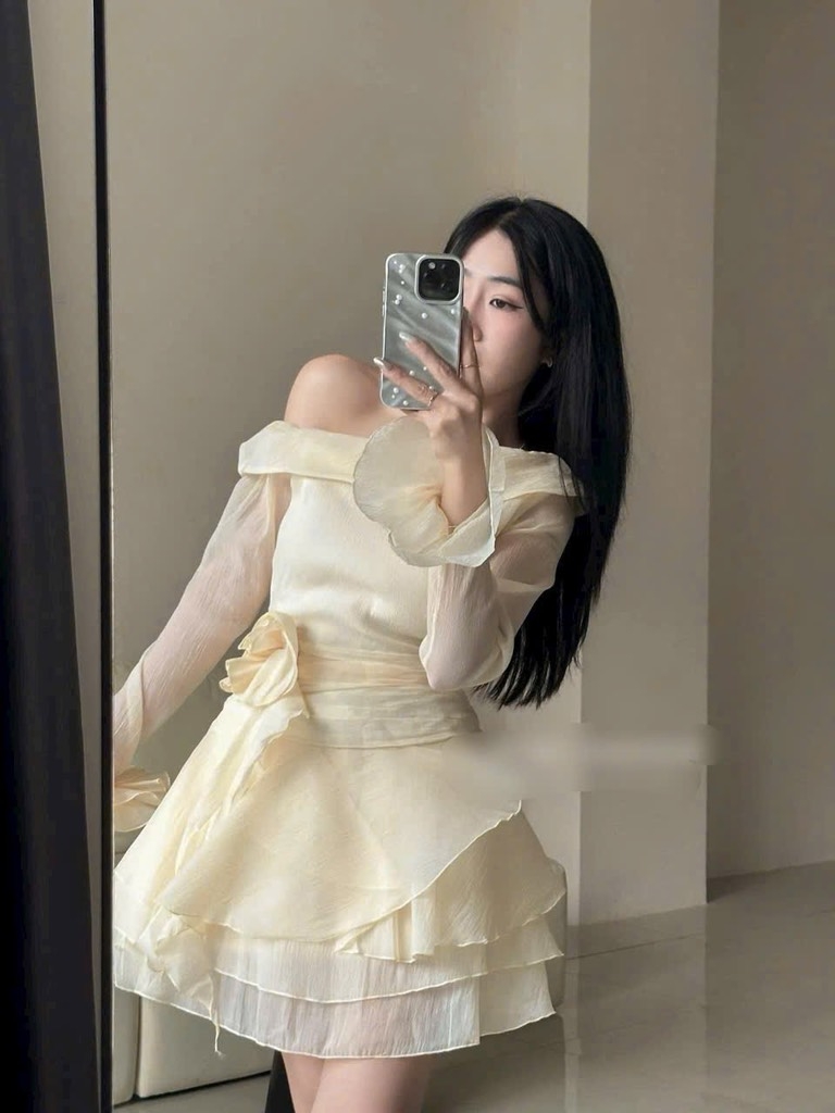 Đầm đỏ lệch vai tay dài tag hoa eo bèo - Kem