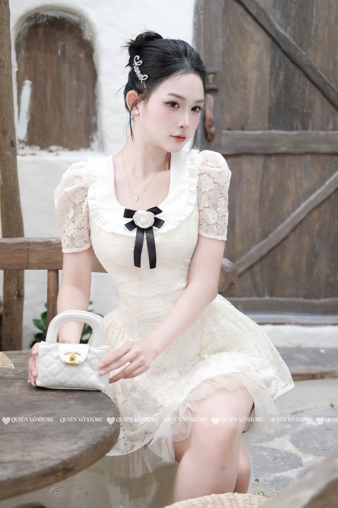 Đầm ren cổ vuông tag hoa - Trắng kem