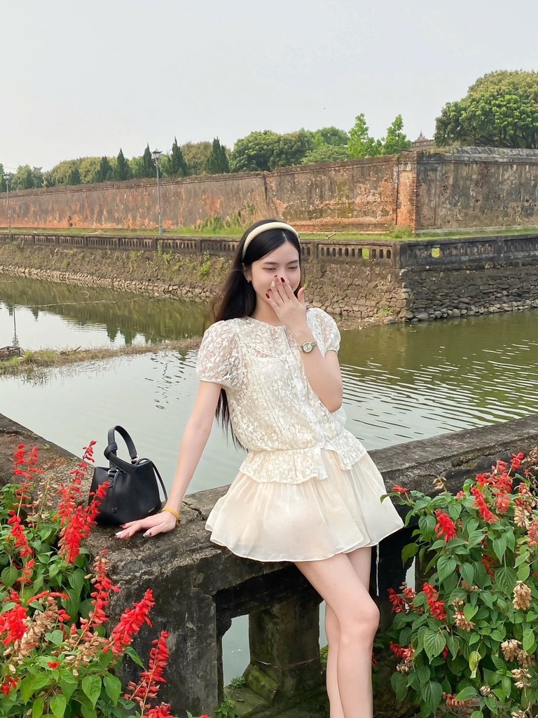 Set áo nude ren hoa chân váy xòe