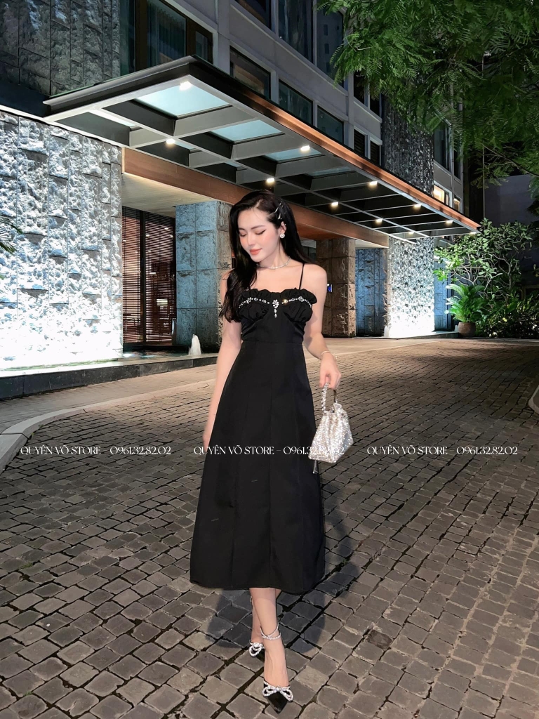 Đầm trắng đen dáng dài viền đá