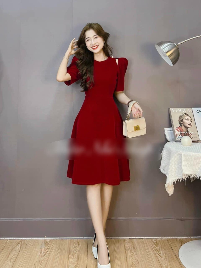 Đầm midi nhung khoét vai đính cườm