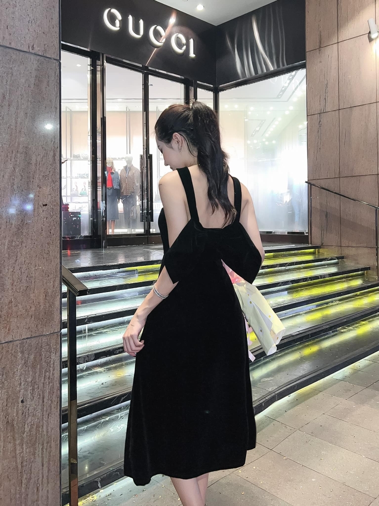 Đầm nhung nơ to sau
