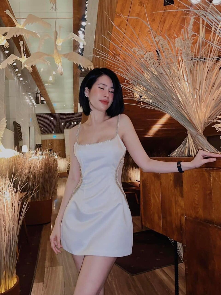 Đầm body 2 dây viền đá eo
