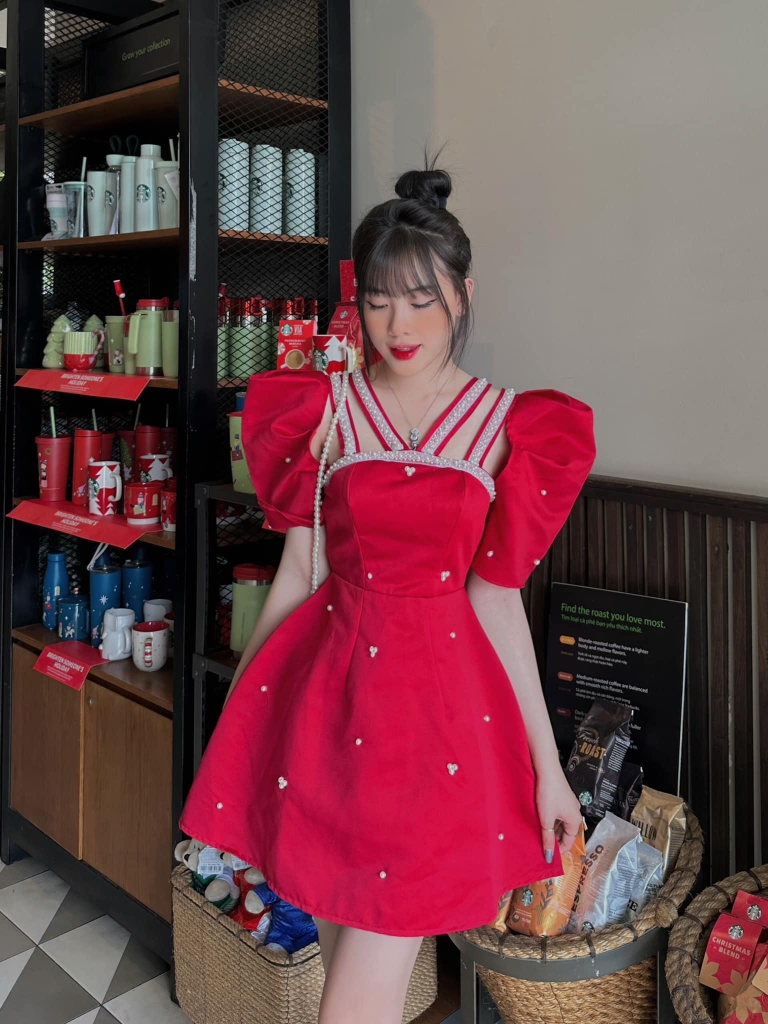 Đầm đỏ dây chéo cổ đính đá