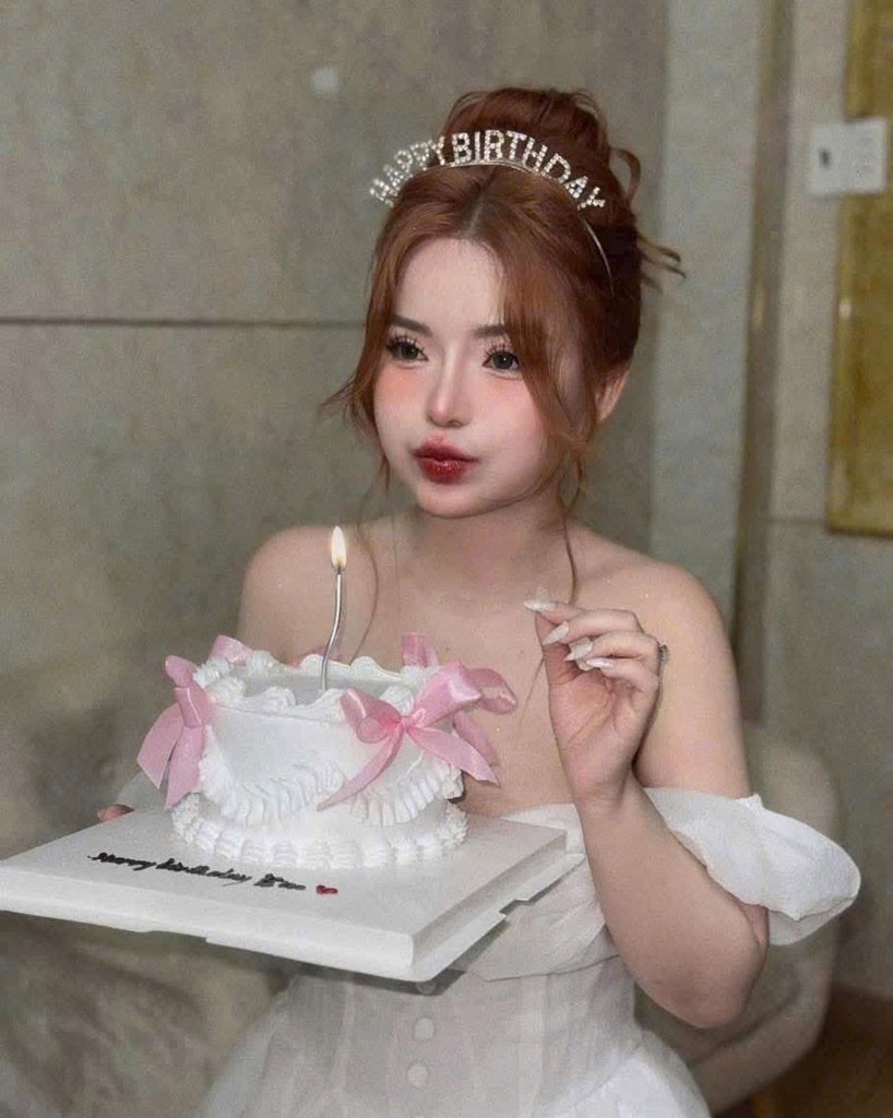 Đầm trắng cúp ngực có mút nút bọc