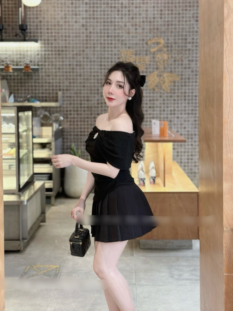 Áo trễ vai kèm tag đá bling