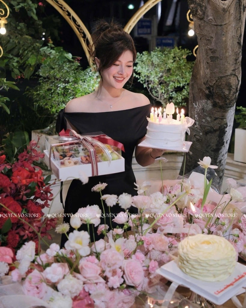 Đầm lụa lệch vai buộc nơ dài - Đen