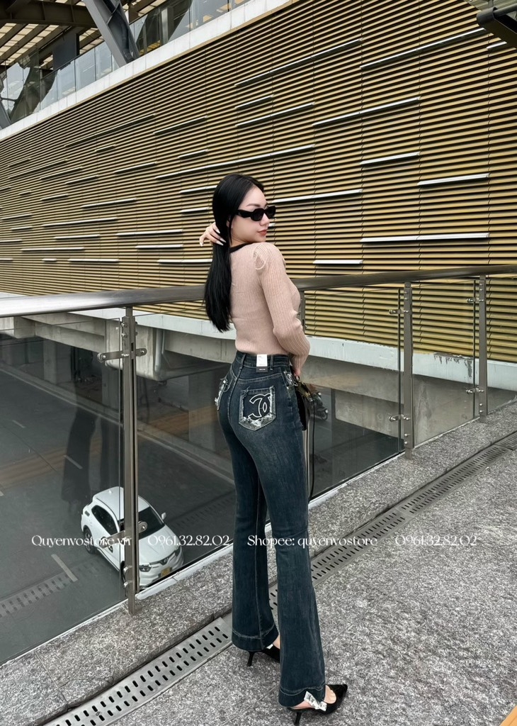 QJ 5704 Quần jean loe Chanel túi sau