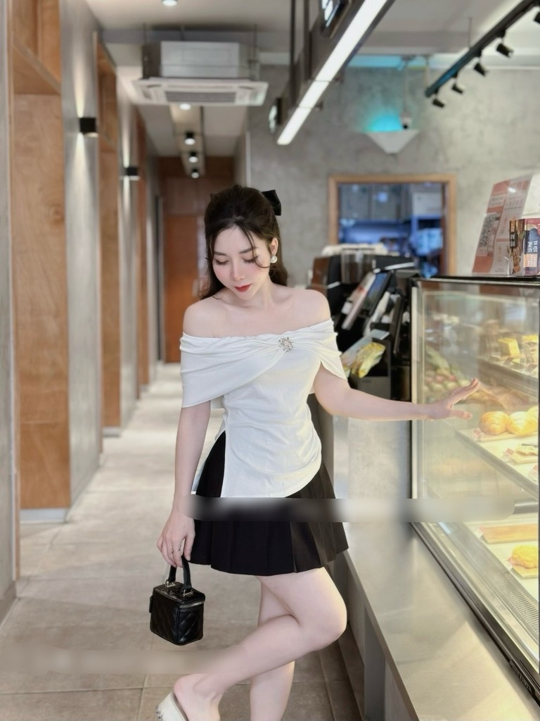 Áo trễ vai kèm tag đá bling