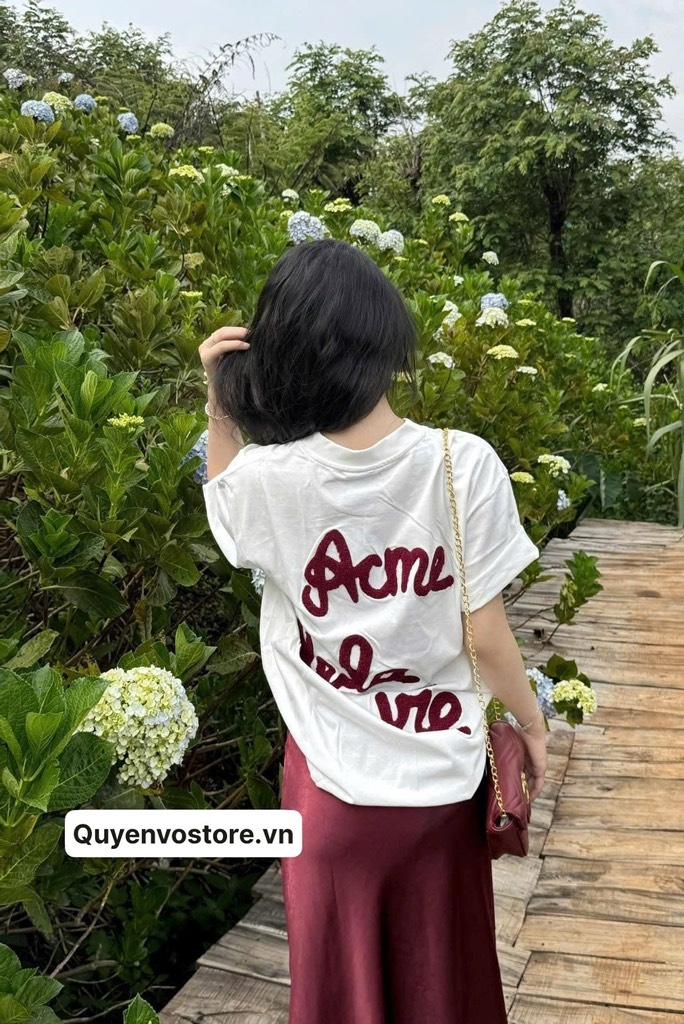 Áo thun trắng chữ thêu