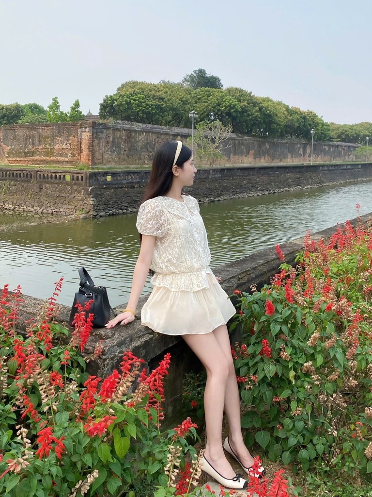 Set áo nude ren hoa chân váy xòe