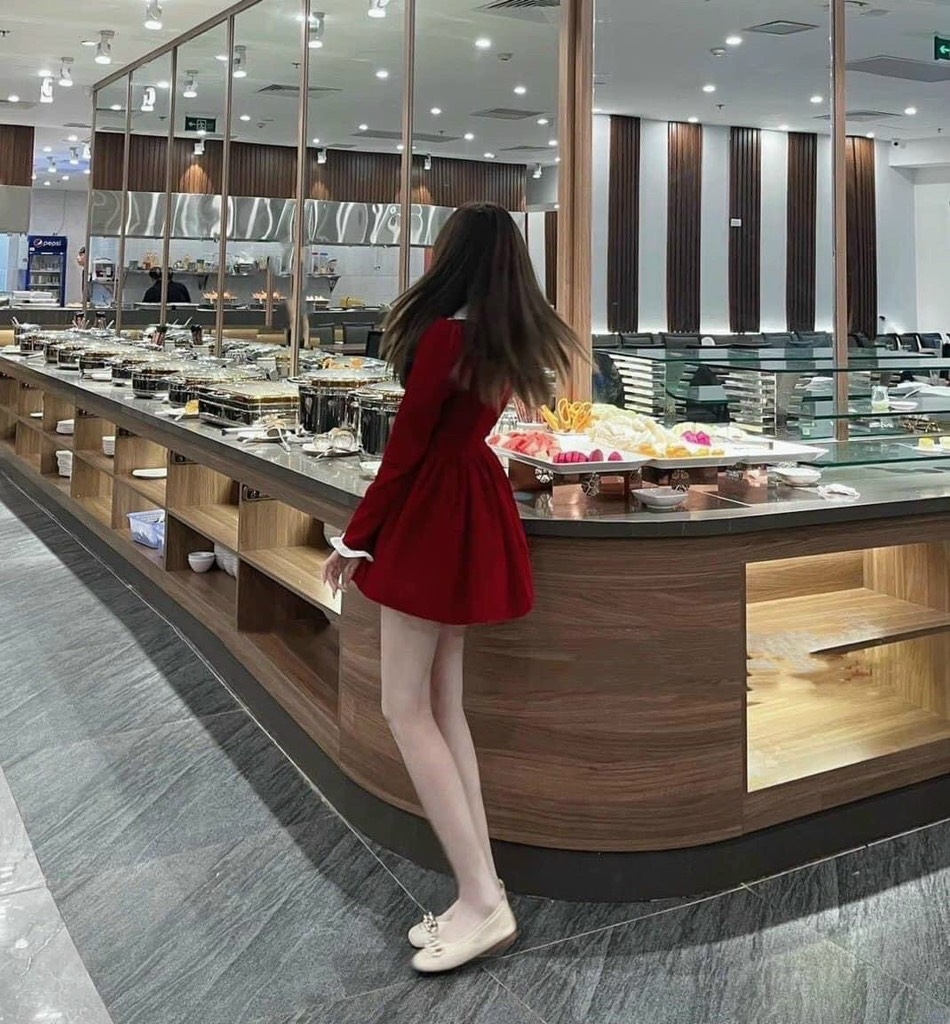 Đầm nhung đỏ phối cổ peter