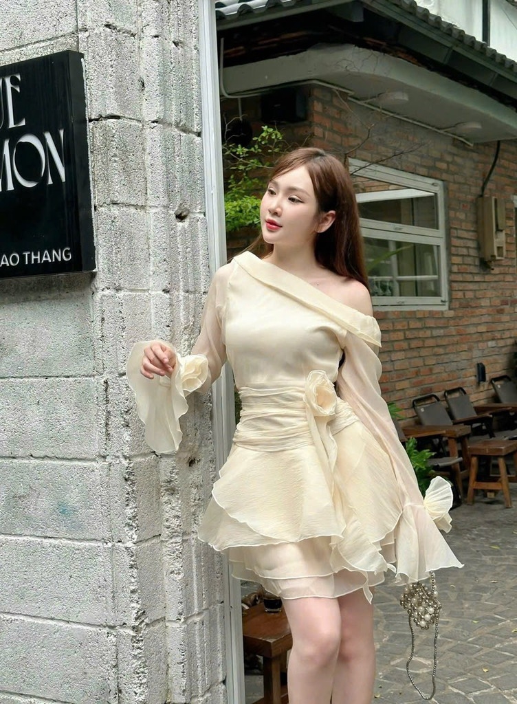 Đầm đỏ lệch vai tay dài tag hoa eo bèo - Kem