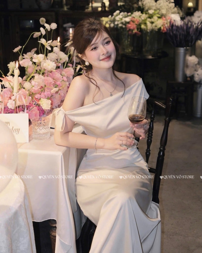 Đầm lụa lệch vai buộc nơ dài - Đen