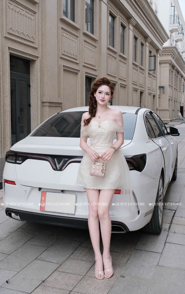 Đầm ren trễ vai phối voan