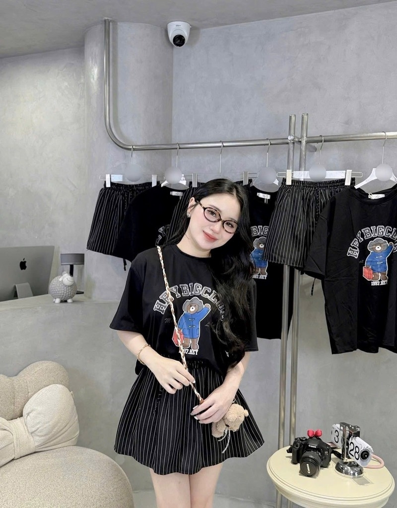 Set áo thun đen gấu chân váy sọc